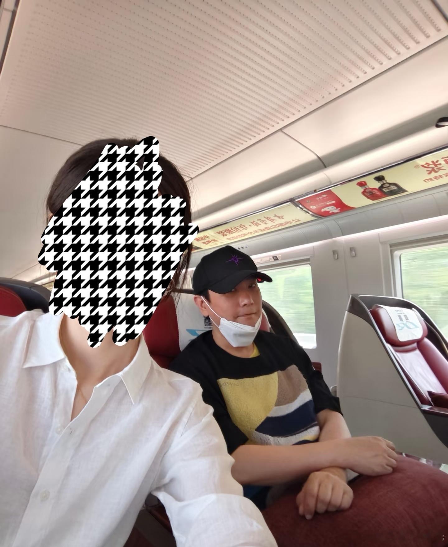 张信哲帮偶遇网友想方案张信哲帮偶遇网友改方案 网友分享偶遇张信哲体验:我在高铁上