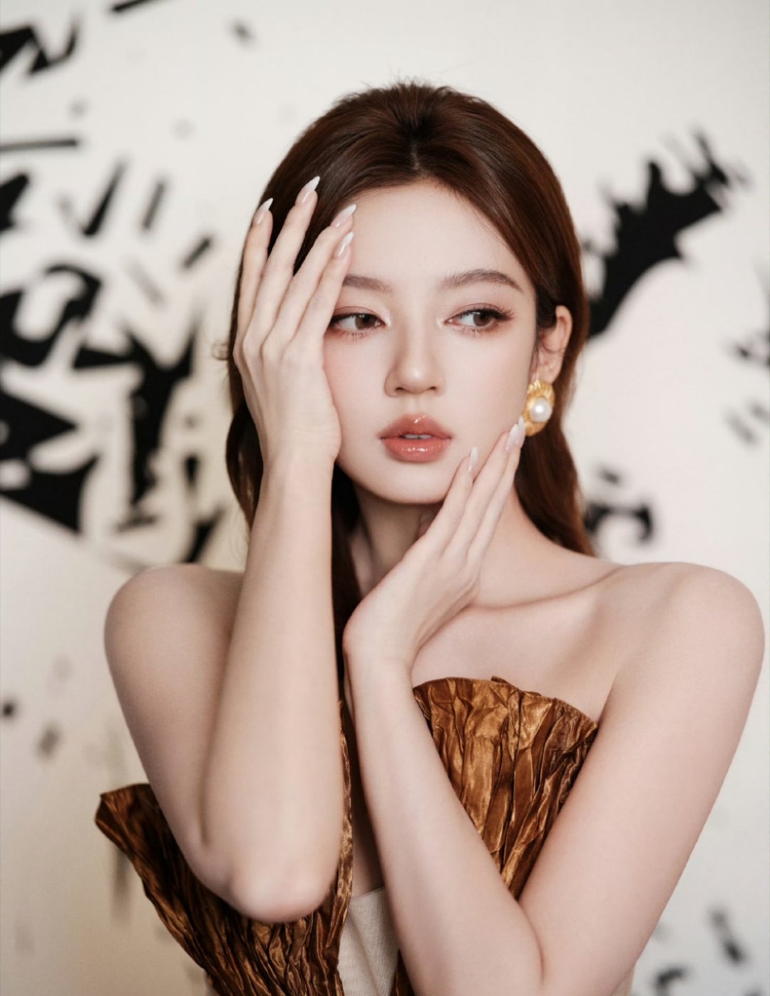 哇塞这个衣服果然很特别[来][good]何瑞贤就这样看着你看着你目不转睛[么么哒