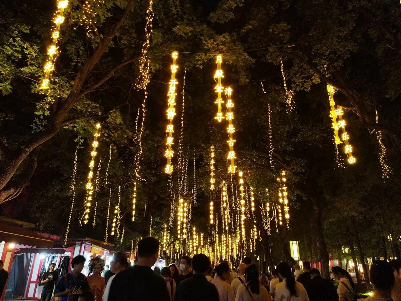  大西安什么都好，就是饭馆不友好，吃饭不给餐巾纸，这一点，也是很迷。这个十一，太