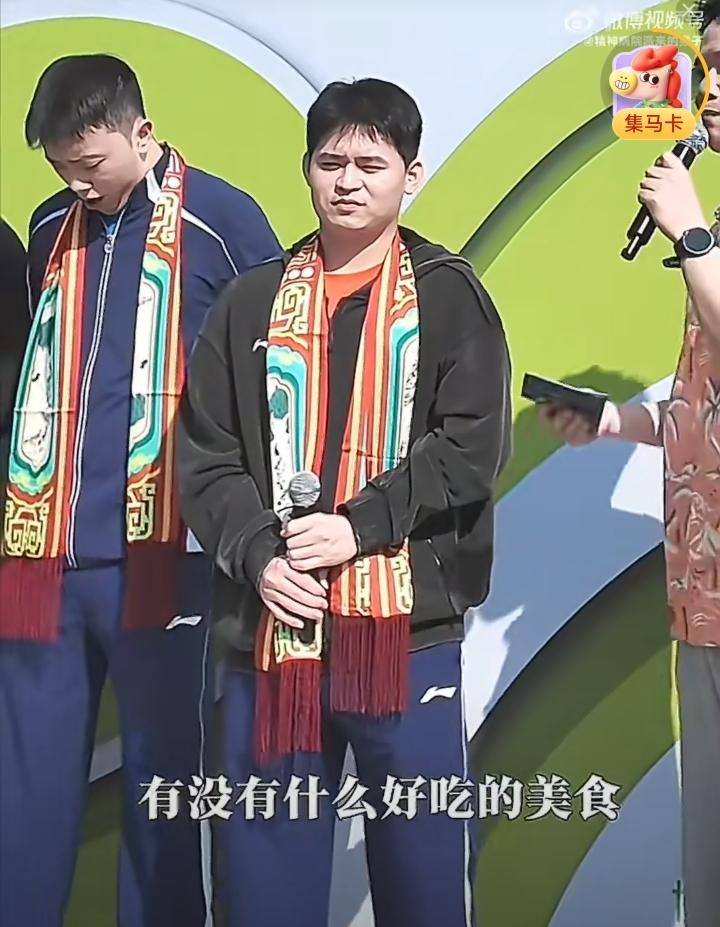 林诗栋给球迷们推荐海南美食啦[赞][笑哭]，
糟粕醋火锅是小石头给我们推荐的海南