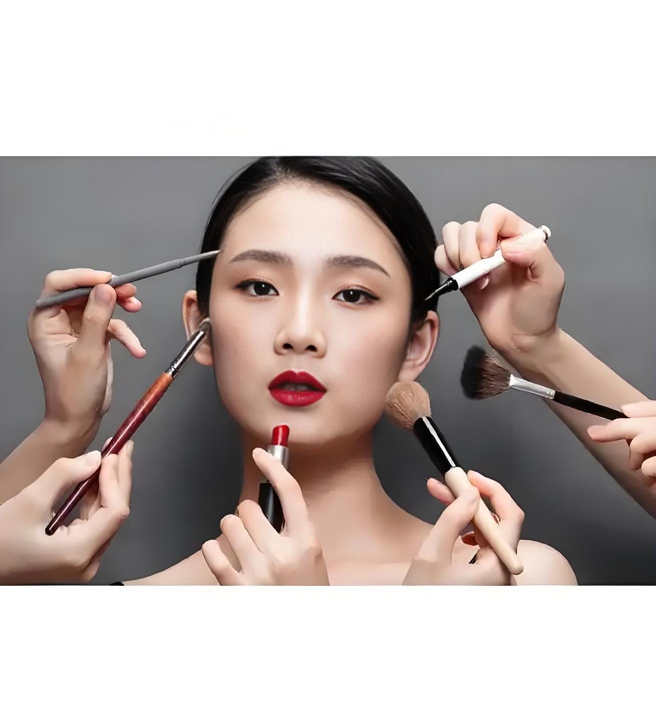 在很多人的刻板印象里，女人上了年纪就该素面朝天。我隔壁张阿姨刚过五十，就觉得自己