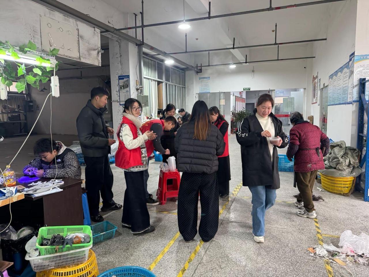 感谢社区工作人员为企业送腊八粥