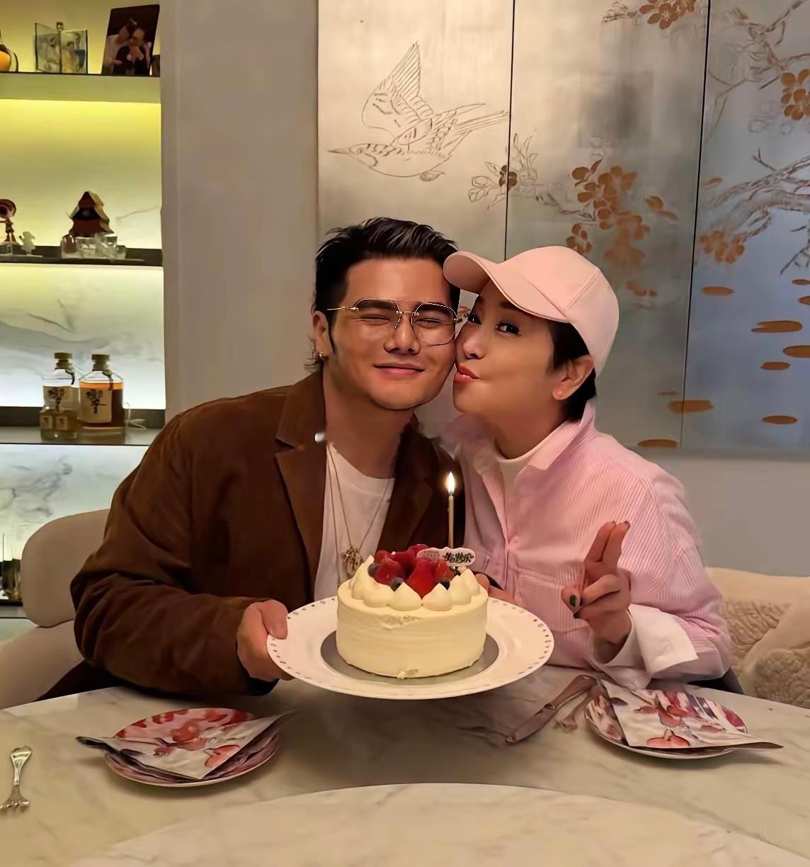 谢霆锋的妈妈狄波拉已经74岁了，不得不佩服他家的天生好基因，哪里看着是74岁的人