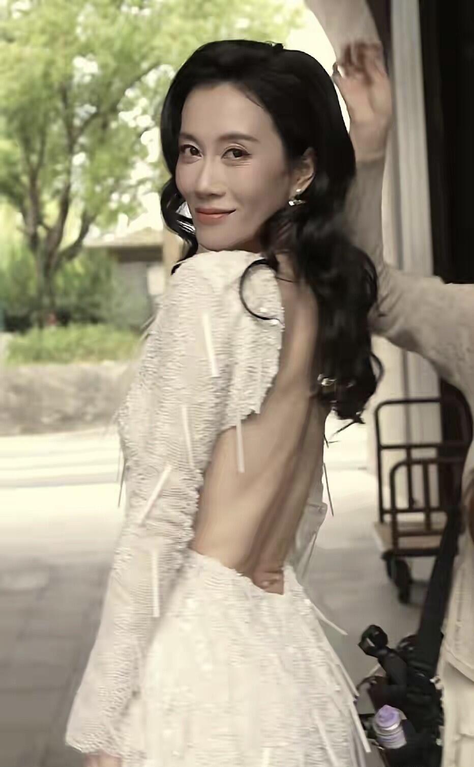 她年轻的时候没有发现有多么美，只知道她的演技不错，现在老了面相变得温和了，很柔美