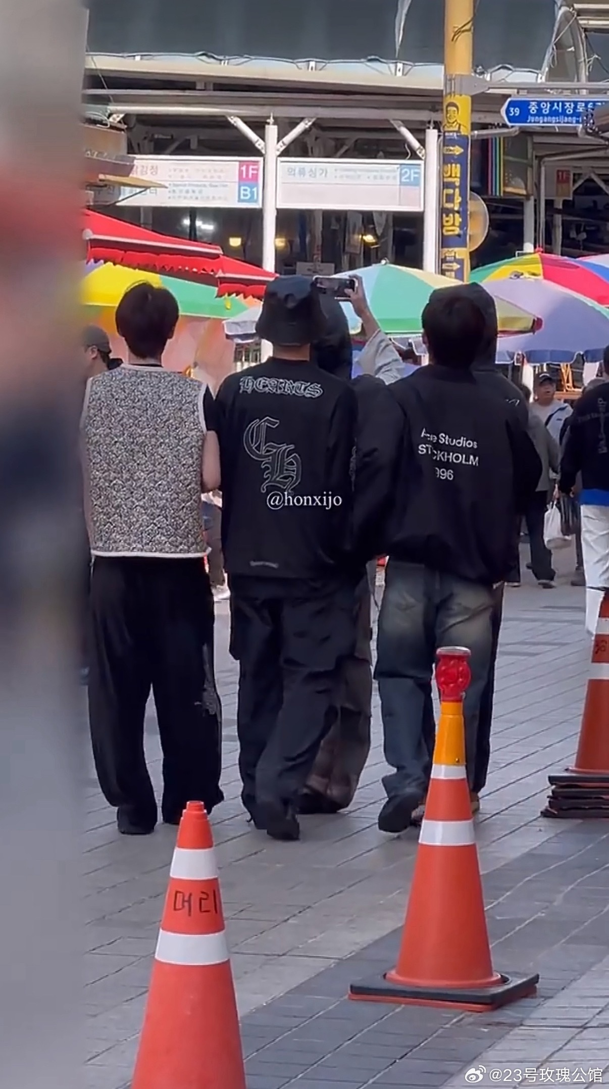 一群黑衣b男里面突然出现一个花袄小甜心～