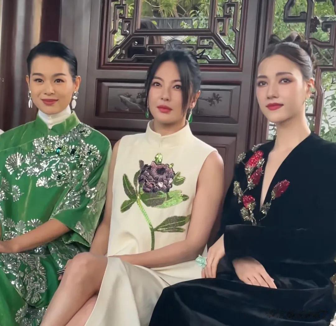 近日一场时装秀在古典园林中举办，受邀出席的四位女演员身着中式复古礼服，各有风姿。