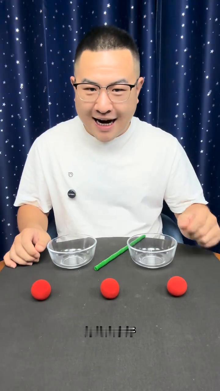 鬼手表演街头戏法，今天终于破解了。
大家好，视频中的三仙归洞是如何做到的？接下来