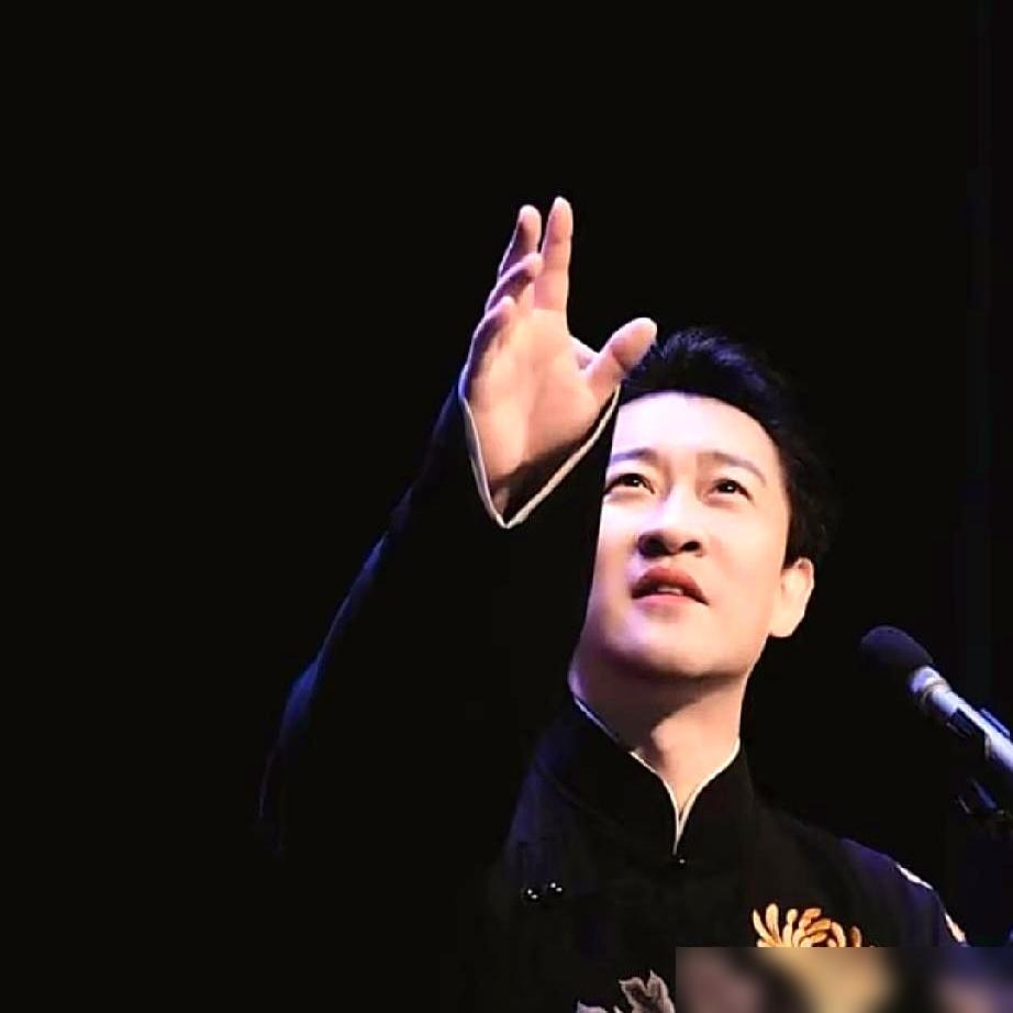 一个月演满三十场只发四千块钱，转头老板逼你签一百万违约金的卖身契。换作是你，这桌