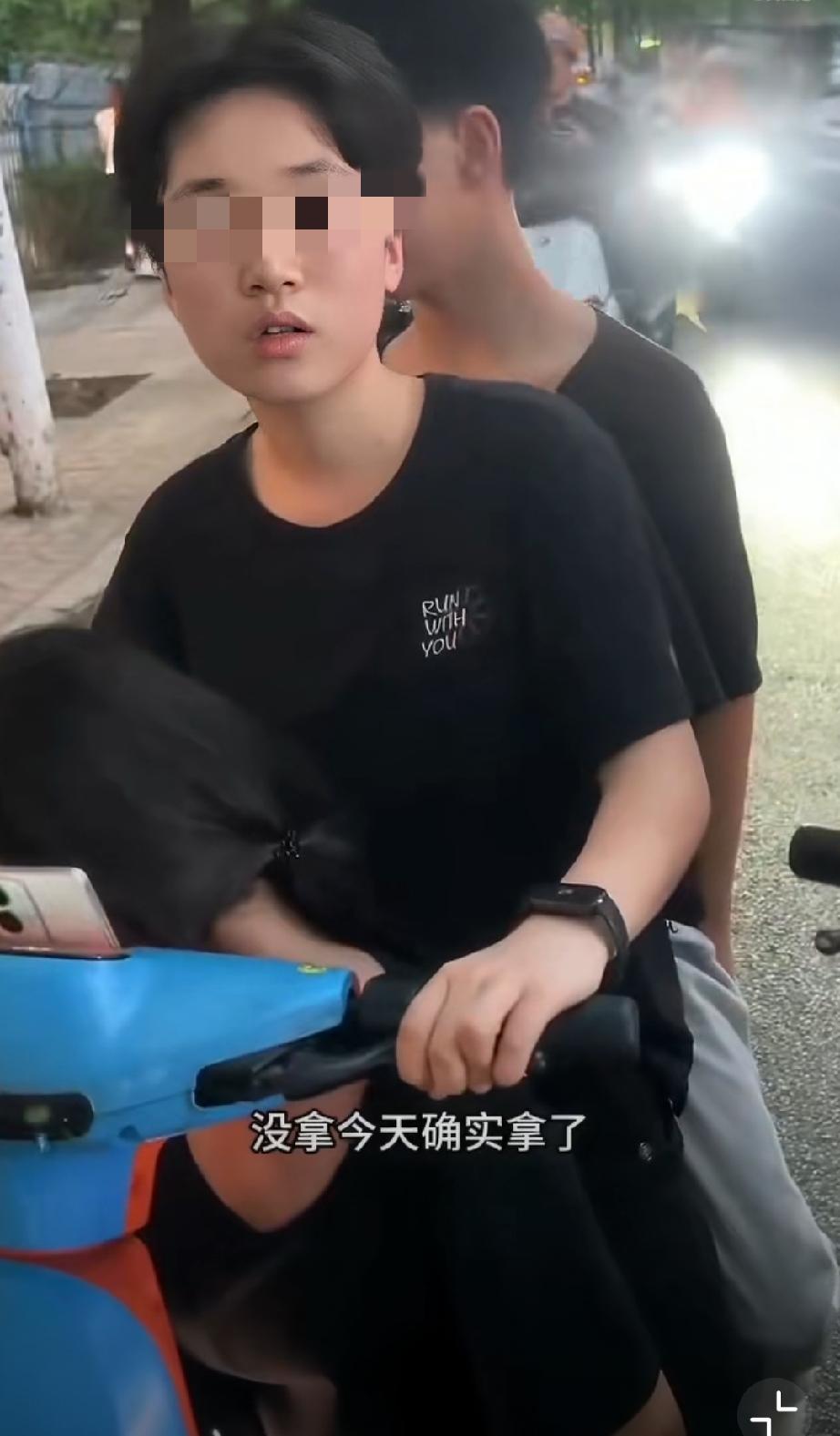 网友曝光：湖南某大学几个熊孩子组队长期偷外卖！被抓住还这么理直气壮的。。。孩子偷