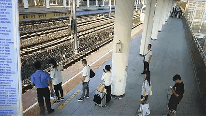 站台工作人员反应奇快，不仅挽救了一个孕妇，更是让人性美的光辉抚慰了多少人的心灵；