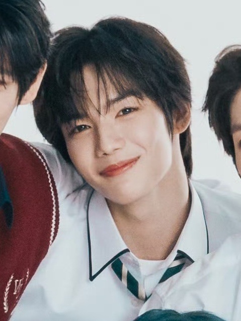 哎感觉没人会不喜欢这张照片，像学校紫藤花廊下优秀毕业生的表彰墙也像社团合照中单独