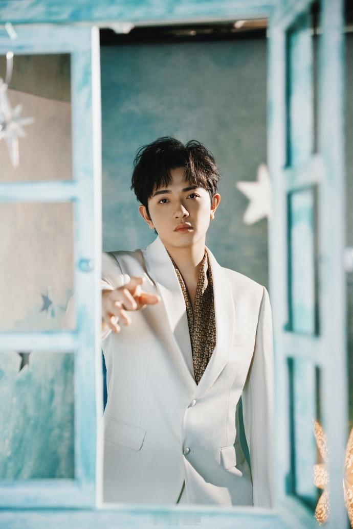 有下颌线是王赫野 没下颌线是颜人中网友这锐评笑不活了！上个音综颜人中被狠狠调侃，