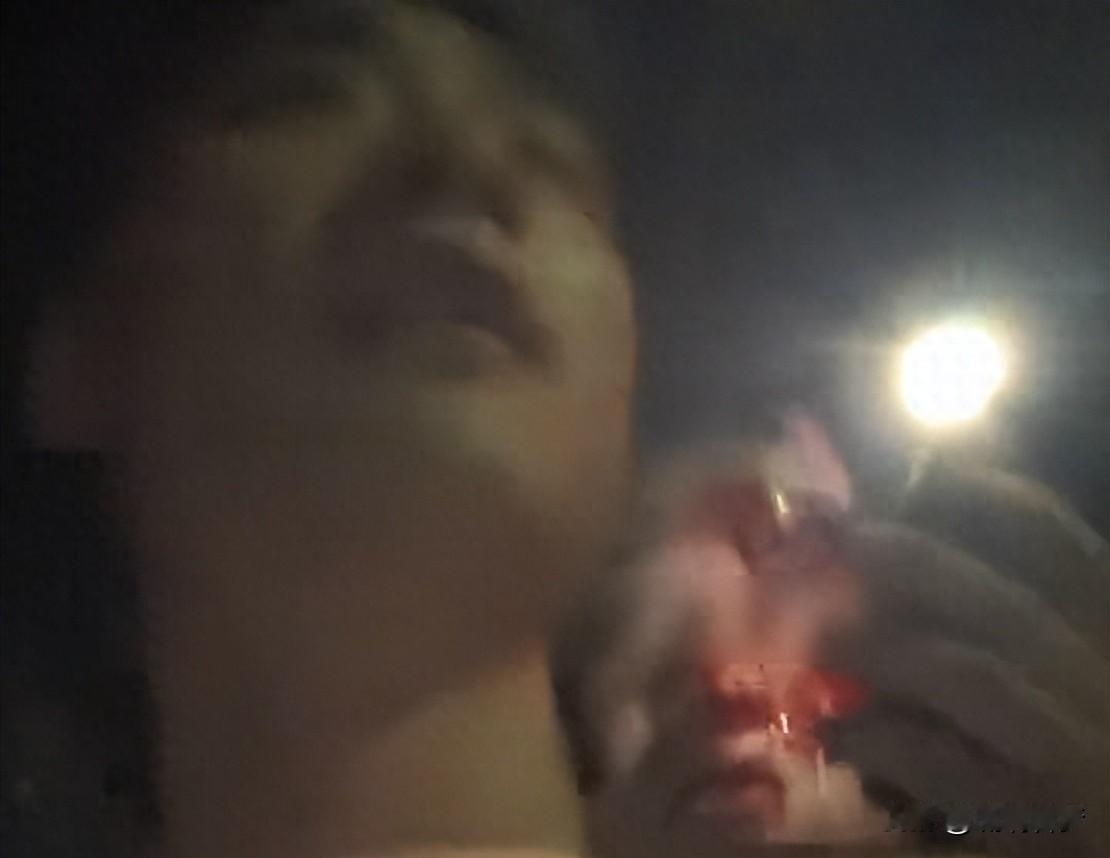 湖南常德一男子重伤倒地，小伙深夜路过纠结后决定救人

凌晨的街头，尚先生盯着地上