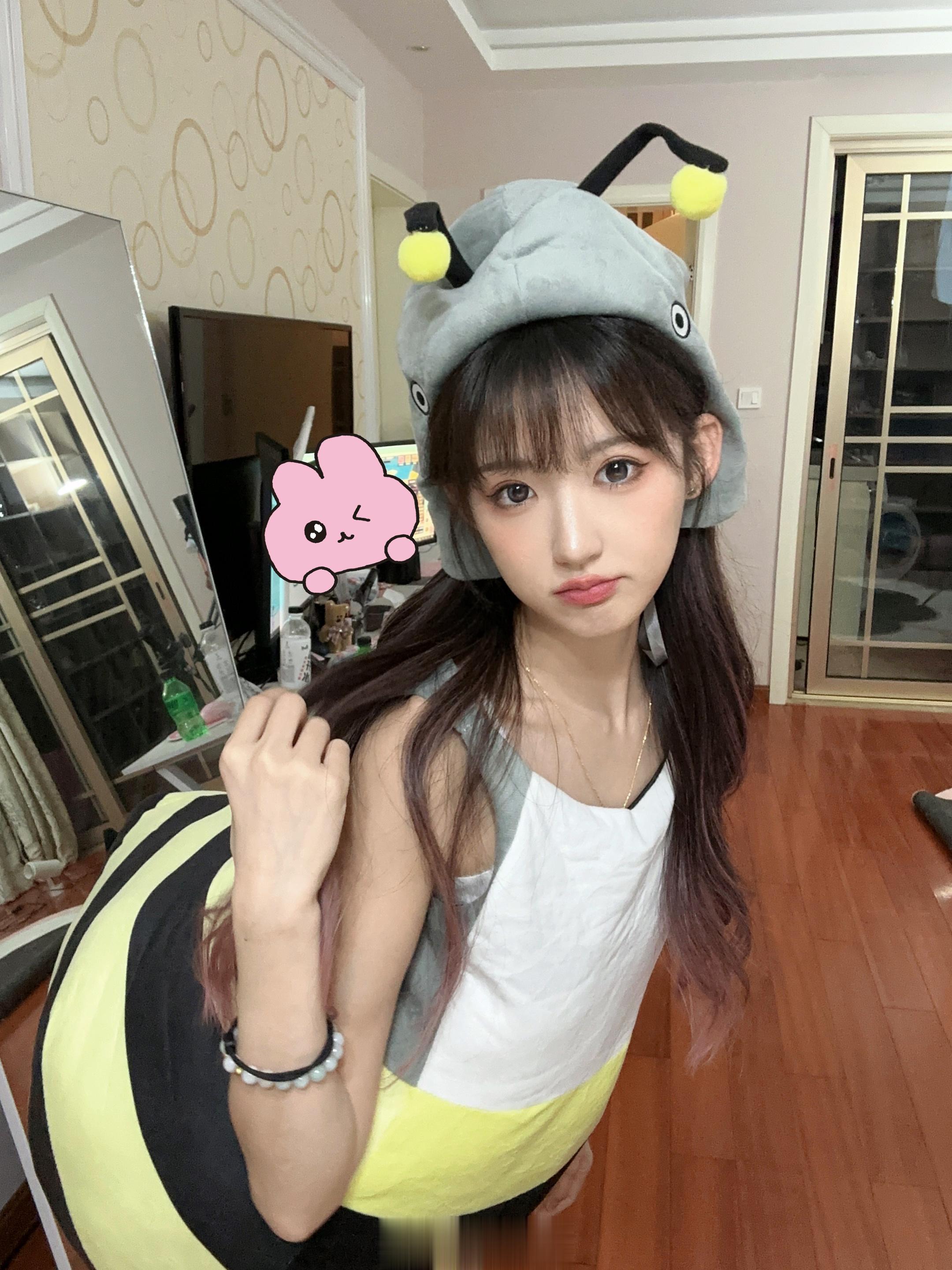 一只🐝🐰！！快点晴天吧[可怜] ​​​