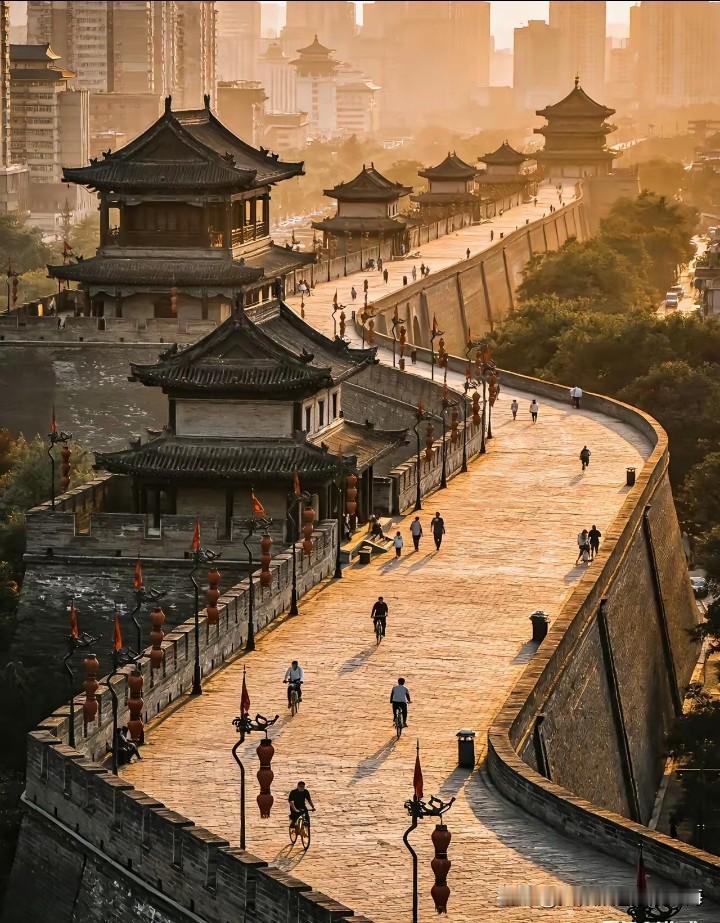 西安是大唐遗风怎么会像汉城呢?四四方方长安城并非现在看到的明城墙，在这个13公里