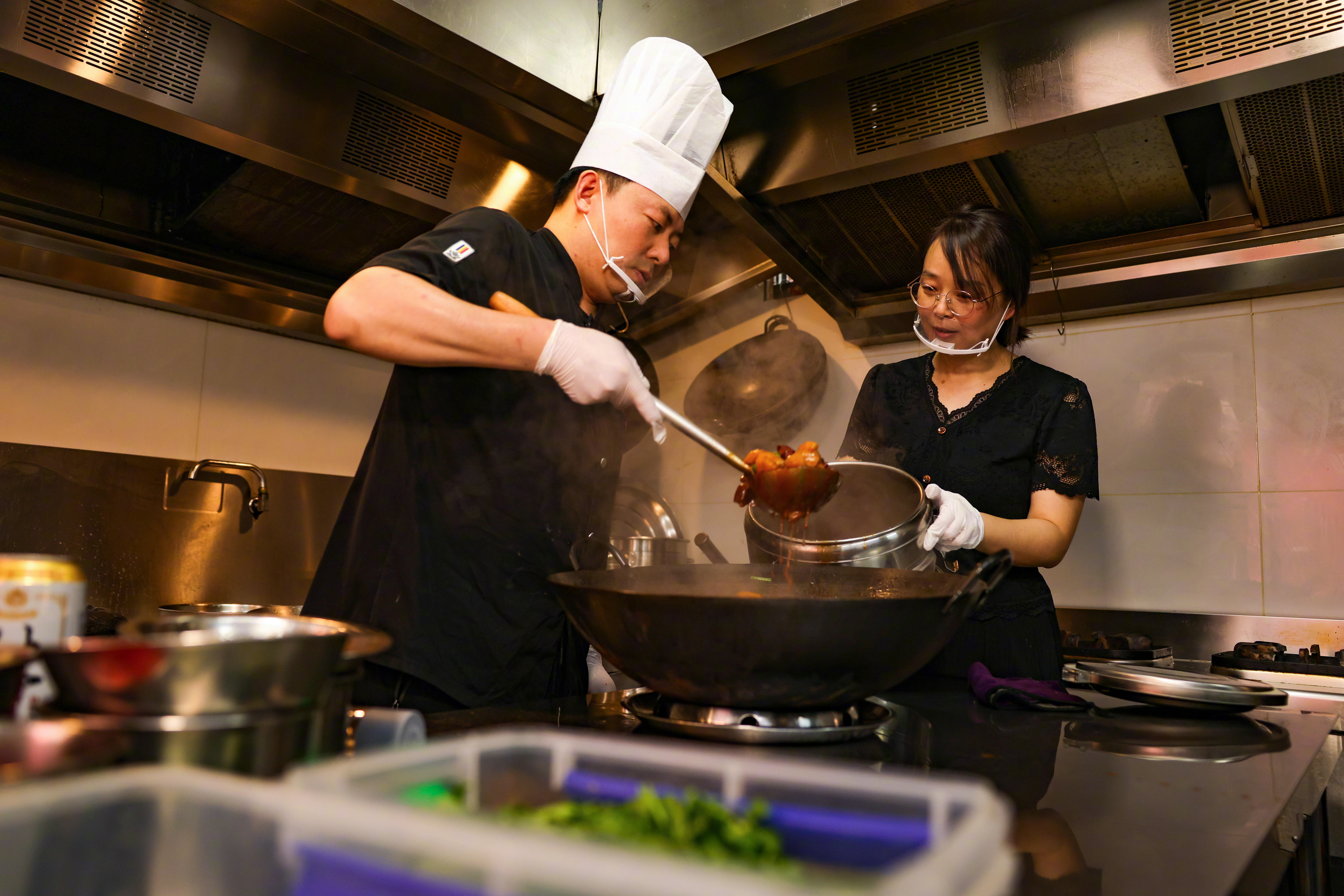 #合肥这份5元盒饭藏着城市温度#【5元爱心餐：一顿热饭里的城市温度】#合肥一医院