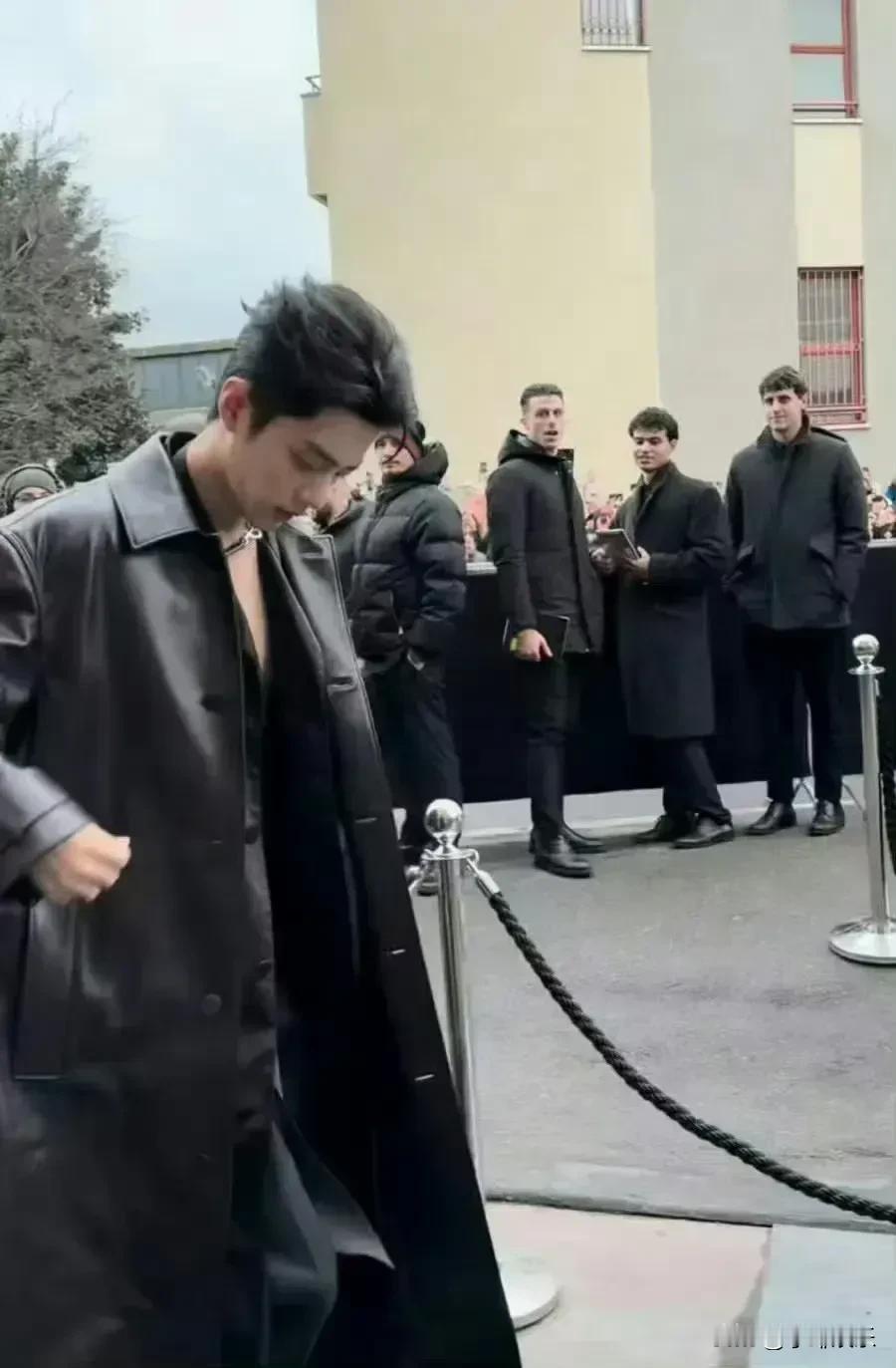 肖战在国外的状态，路人的眼光都被吸引过来。老外也被他的颜值折服，羡慕的眼神流露出