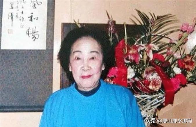 四岁那年，袁家倜因姑妈无儿无女，且家境权势远超自家，袁家玲被亲姑妈抱养。

姑父