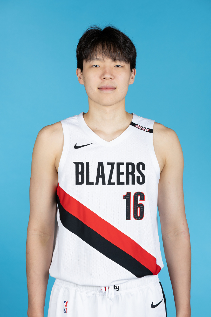 开拓者官方晒出杨瀚森新赛季定妆照：“第二个NBA赛季即将开启💪。”总经理谈到了