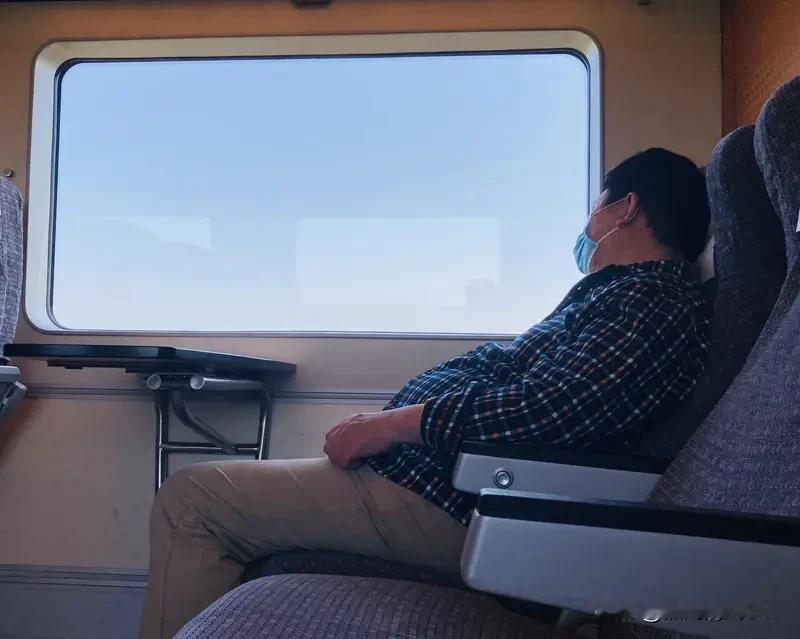 在公共场所保持良好坐姿，真的太重要了，这就是对他人最基本的尊重。之前坐高铁，邻座