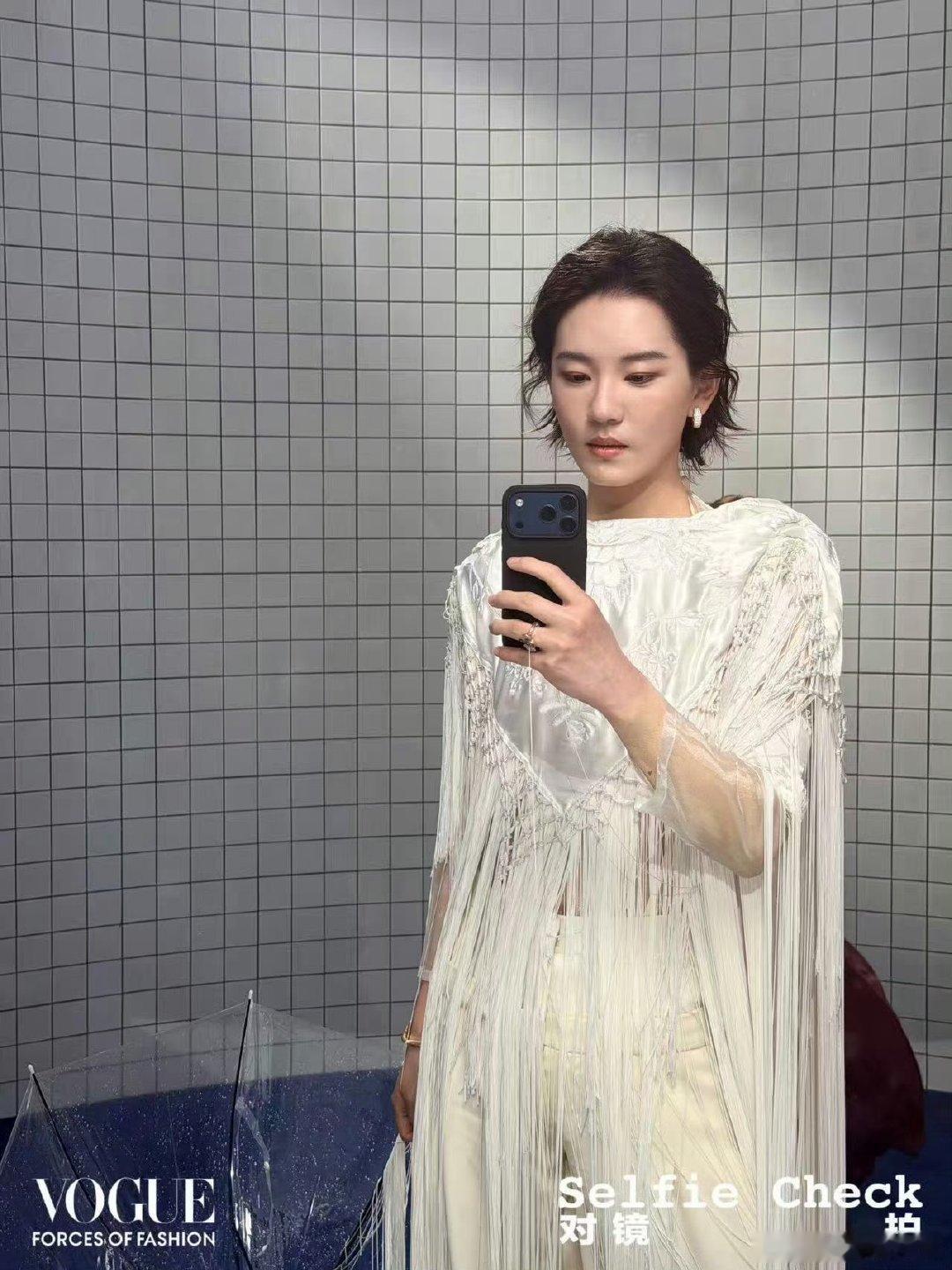 谁在VOGUE红毯后台镜子前留下了合影VOGUE红毯后台镜子合影 ​谁在红毯后台
