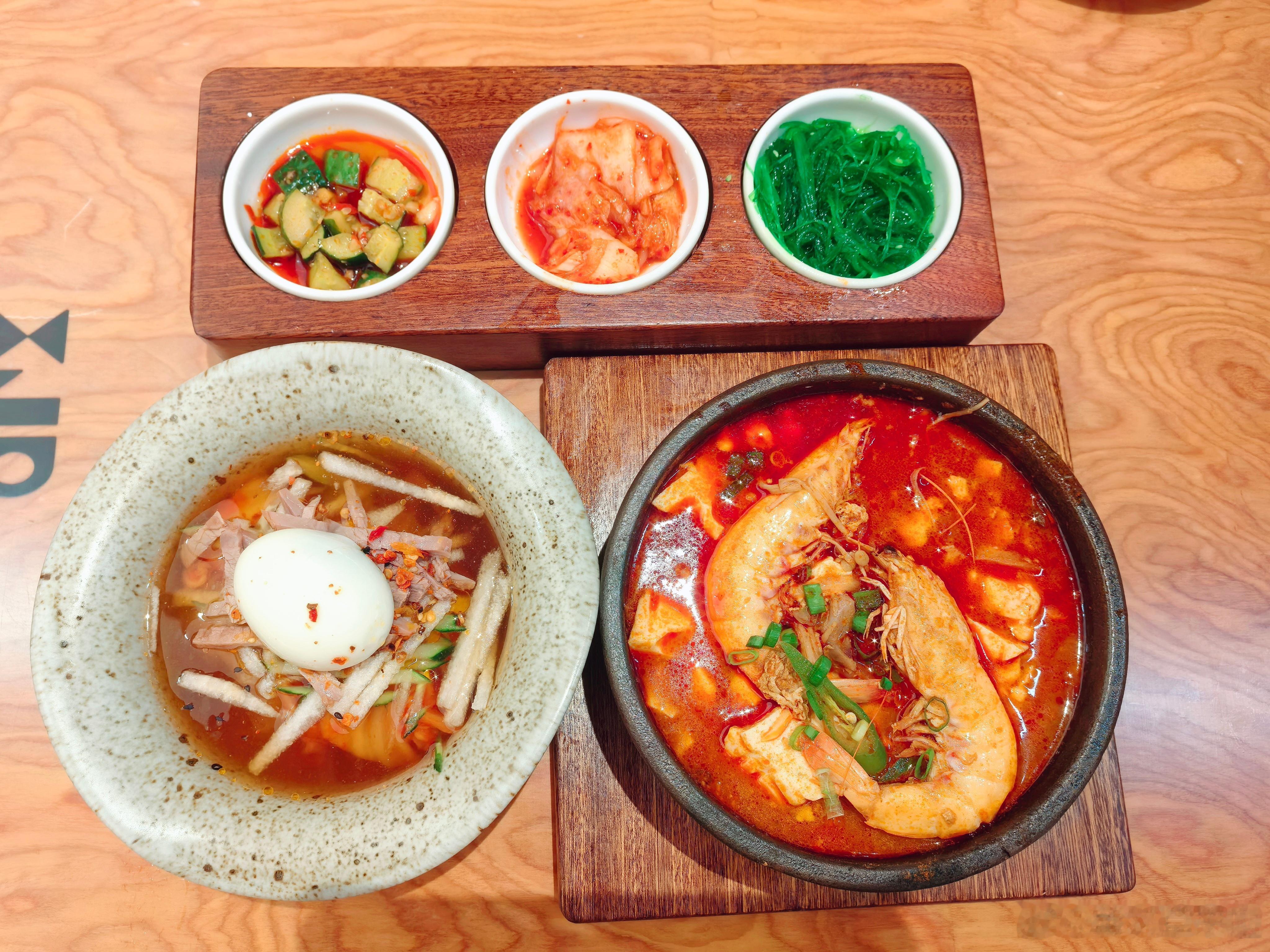 今日午餐 周末的日子就是吃吃喝喝逛逛街！哪个餐厅都想尝尝换换口味，这家韩国创意料