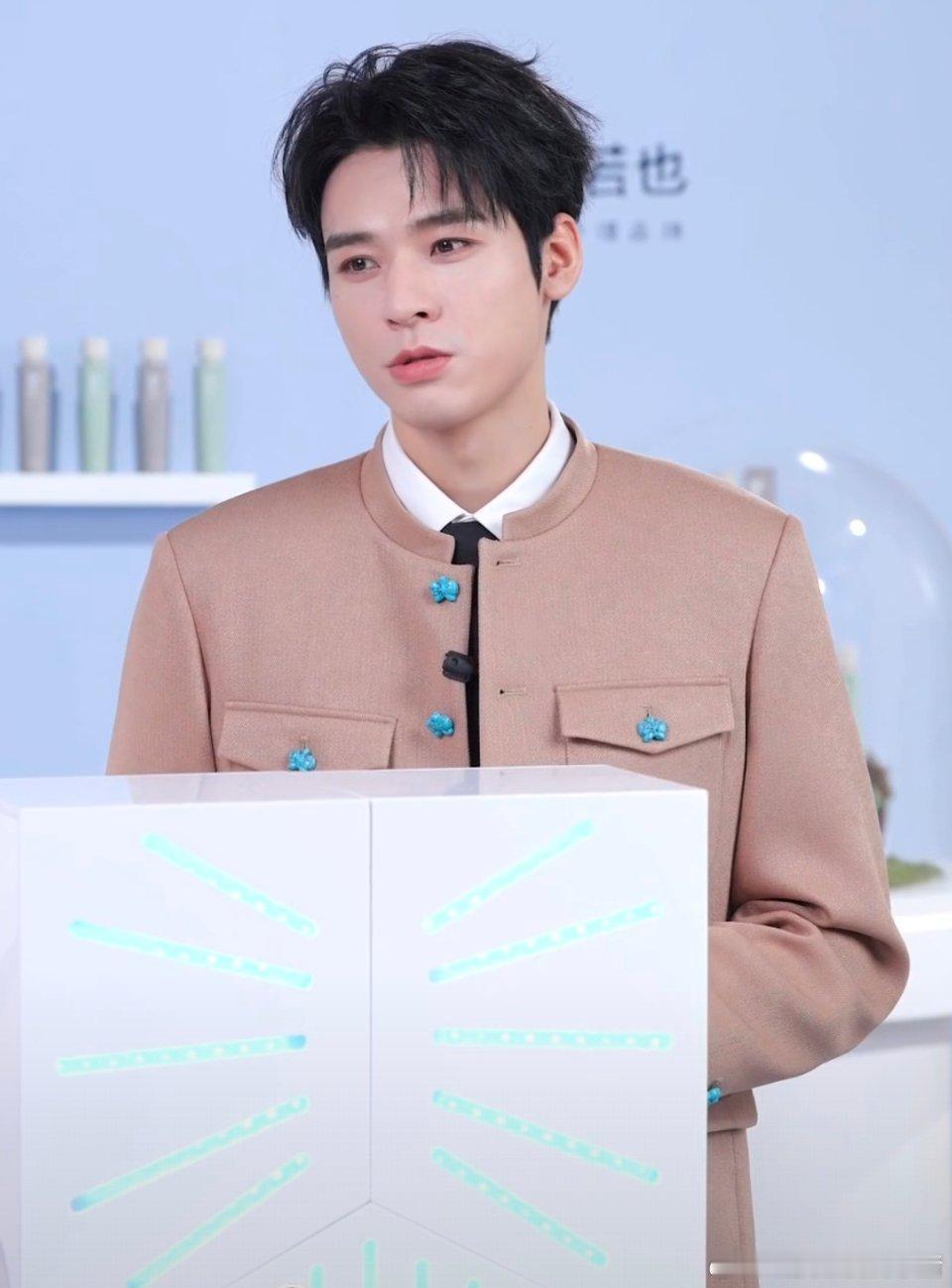 龚俊直播活动状态，代言人今晚好周正