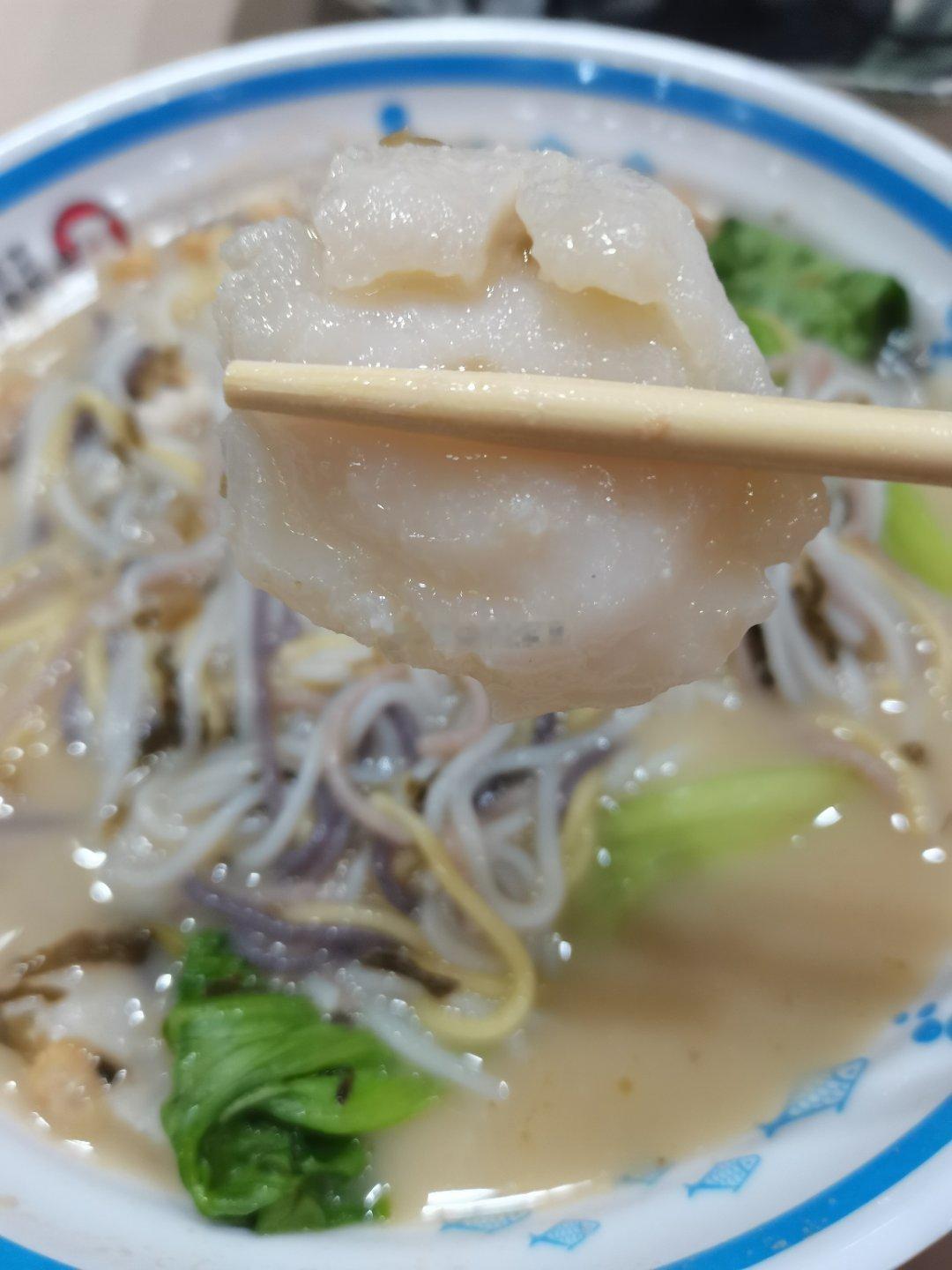 五谷粉鱼片面，加了个鸡蛋，当地叫做炸蛋[笑cry]一共十六块钱[耶]挺好吃的海阔