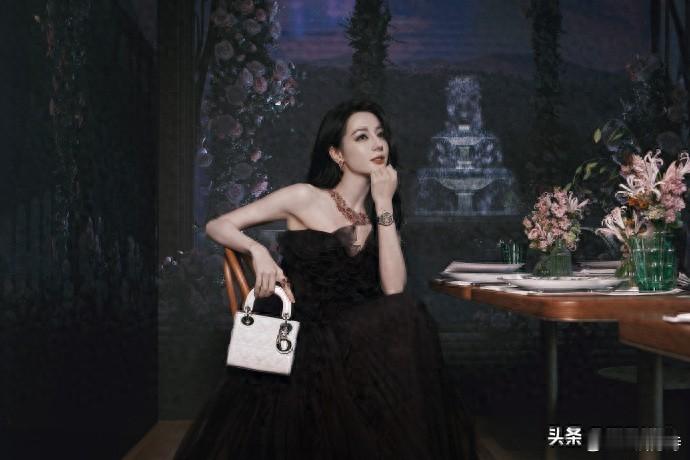 迪丽热巴与水波薄纱共舞，宛如灵动的精灵，美得令人心动。 ​​​