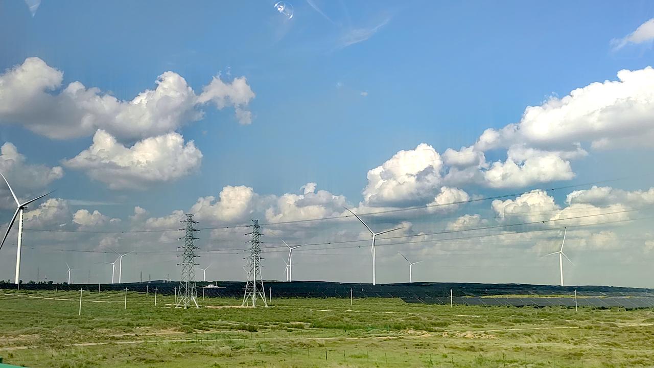 8月25日，路过宁夏盐池县，那景色简直绝了！蓝天白云美得像画一样，云朵又白又软，
