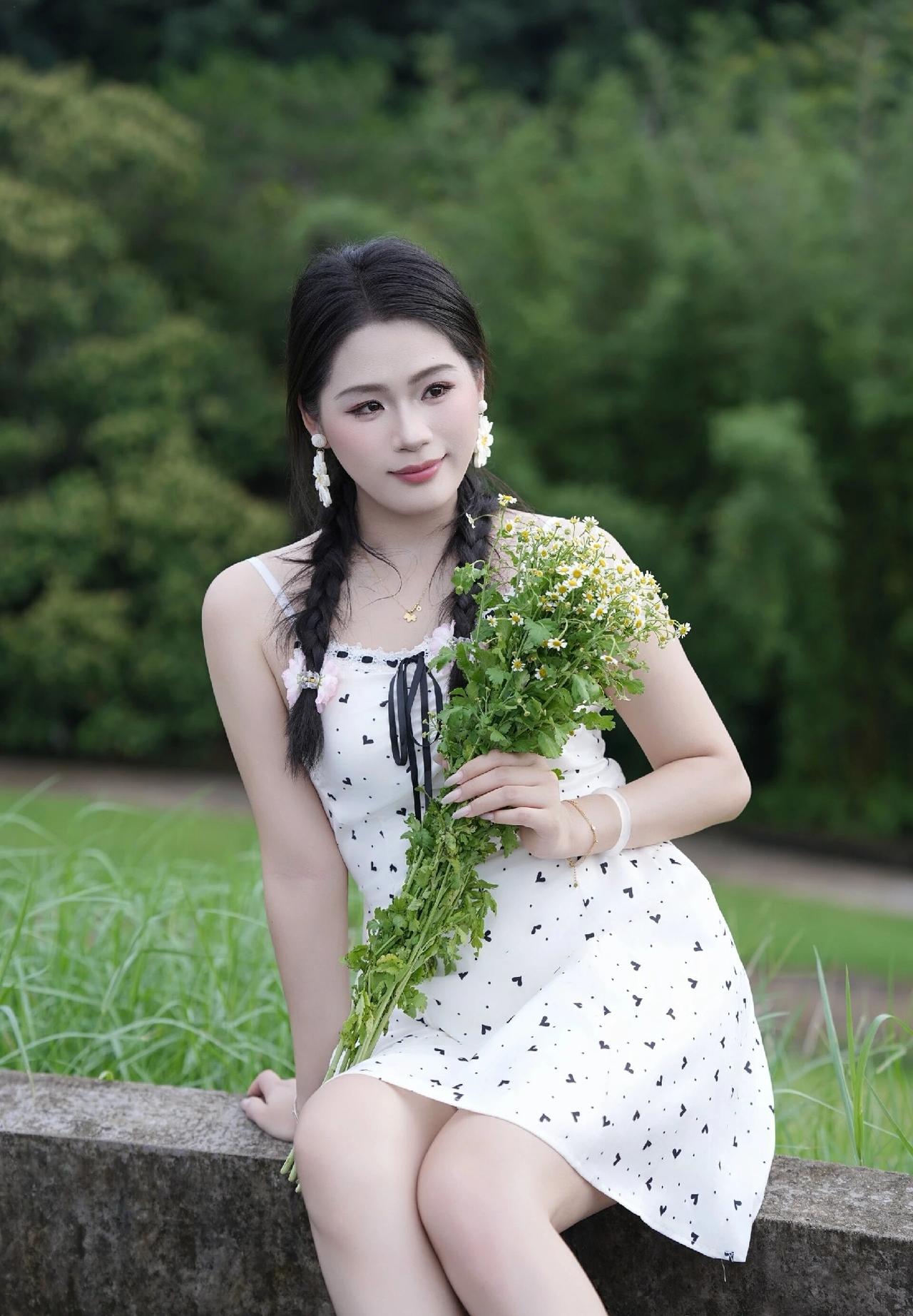 夏日生活打卡季 夏日清新少女，手捧野花，绿意盎然中绽放自然之美。