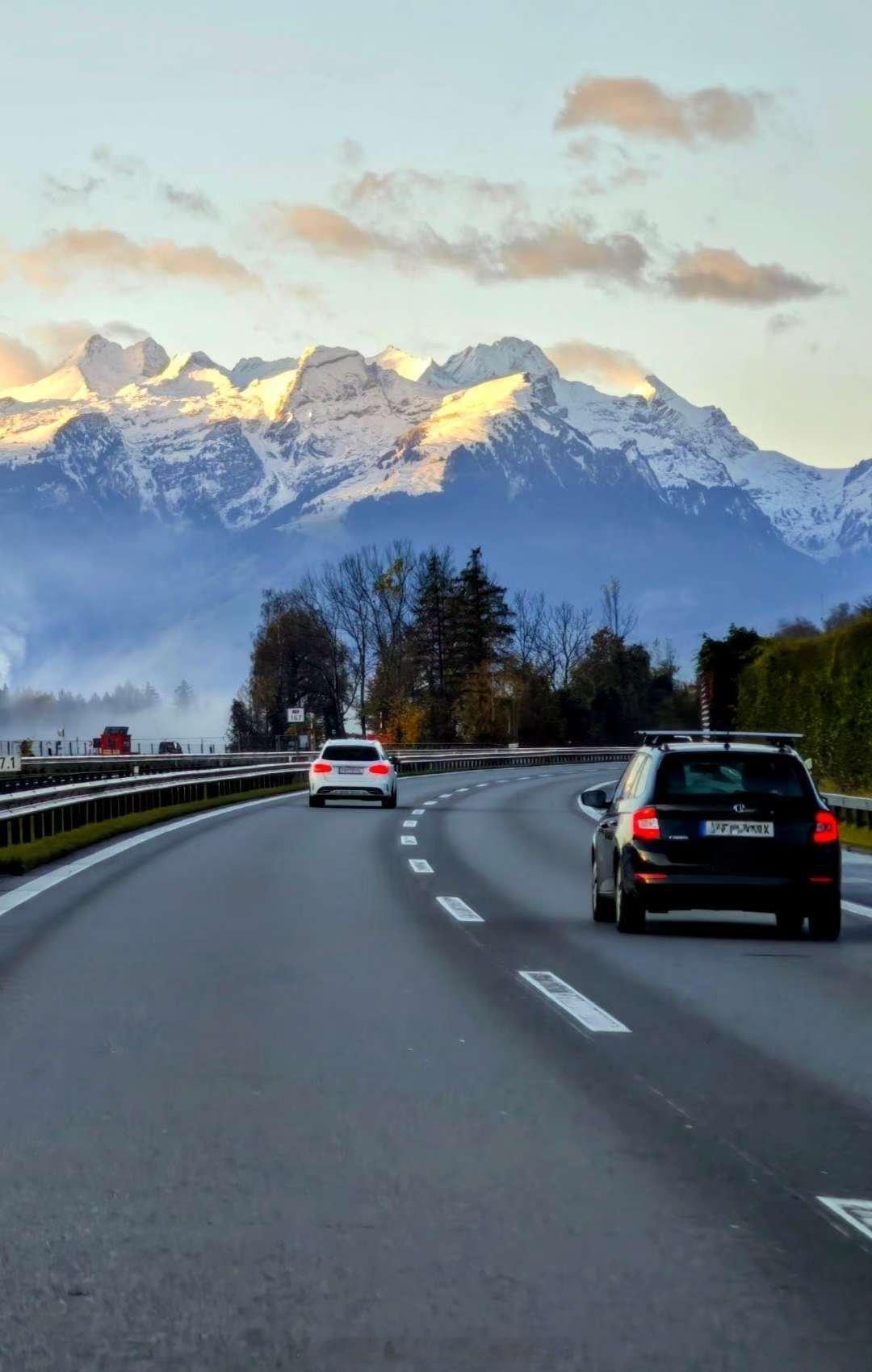 此图不是AI合成，是朋友瑞士车上🇨🇭实拍车窗外的风景 ​​​