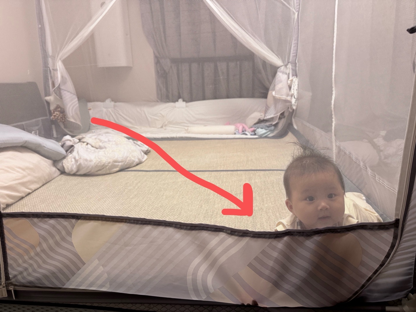 老婆在洗澡间对正在书房写代码的我吼道：「我怎么看不到孩子了，你快去看看！」我立刻