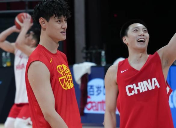 曾凡博与胡明轩，都快粘上了，哈哈男篮踩场训练，开放的十多分钟，曾凡博与胡明轩，一