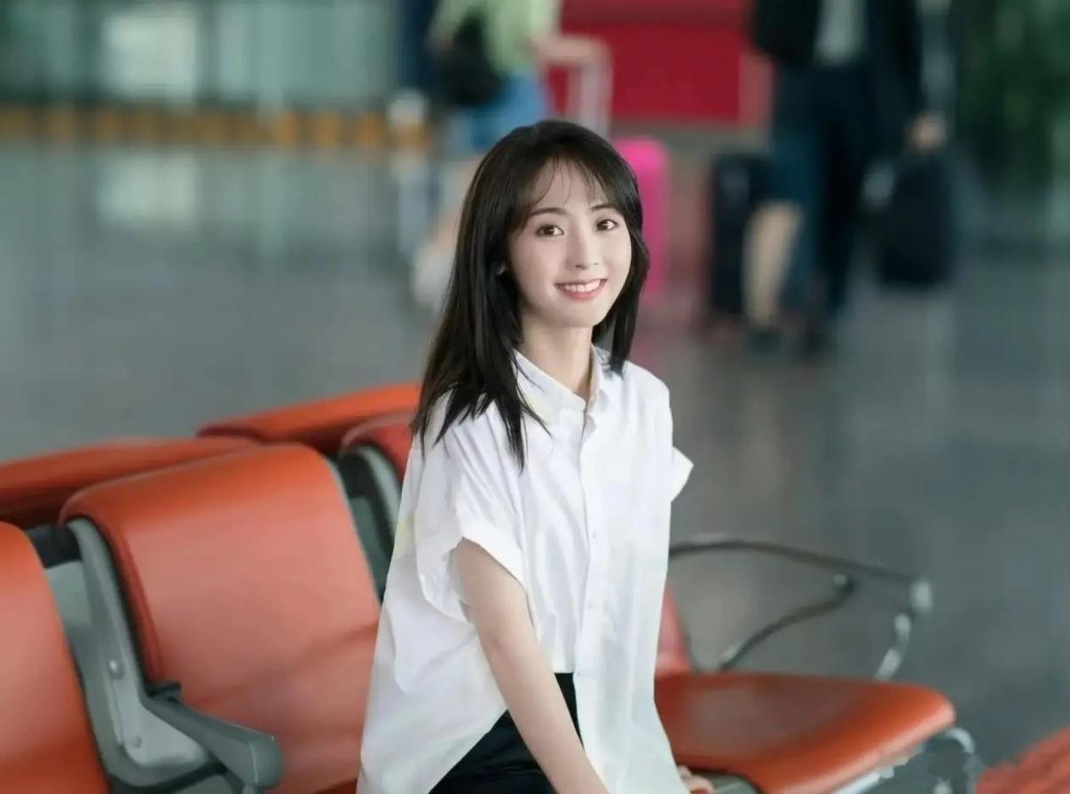 邢菲也没想到，只是压了双黄线掉头，处罚通知没到，热搜就已经安排上了，1.1亿的阅