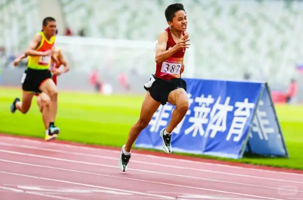 12岁小孩哥百米跑11秒49，超同期苏炳添！