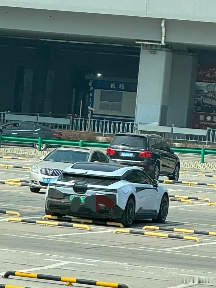 来到西安 看见了一辆从没见过的超级跑车，一开始以为兰博基尼呢，后来发现绿牌的！中