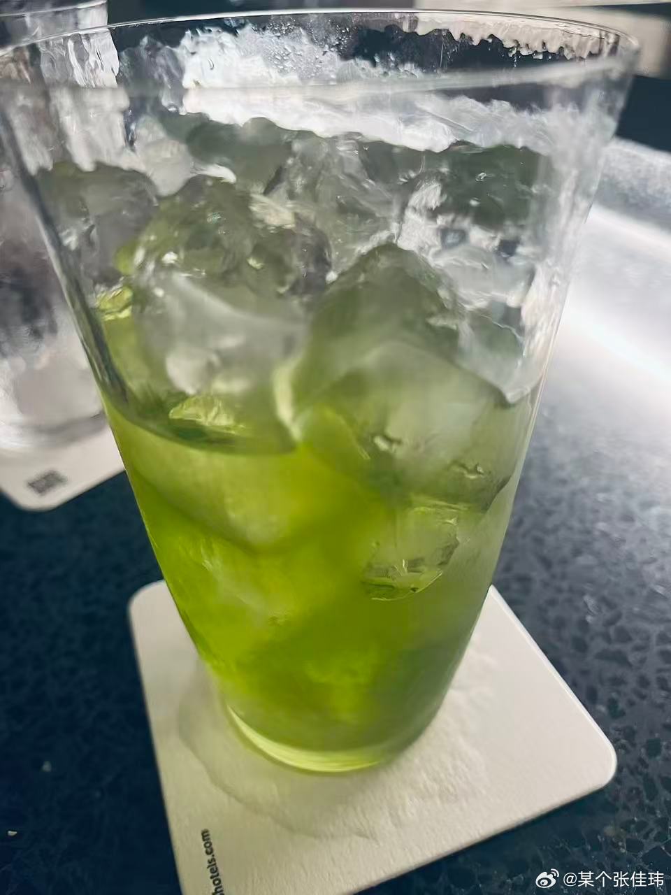 去年有次住酒店时，去开放调酒吧自己调；试了几次，结论是对新手而言，最好是气泡水+