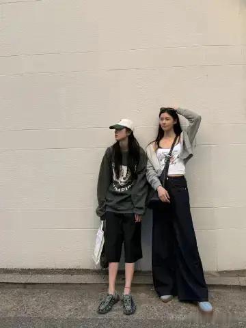 周雨彤台上发言林允台下拍照林允是周雨彤站姐吧周雨彤发言林允台下拍照，女明星闺蜜的