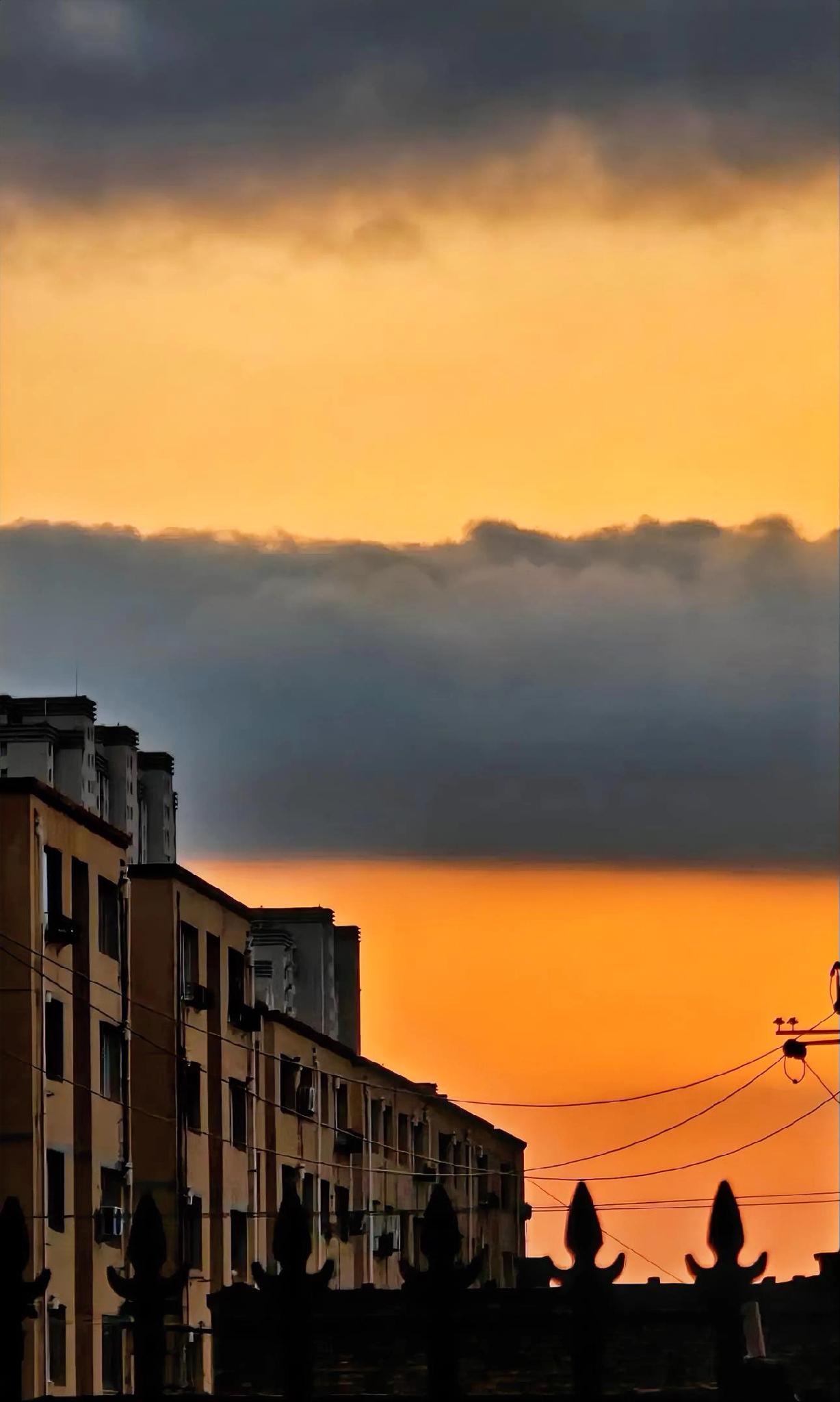 当最后一缕风裹着秋的余温掠过窗台，天公的咖啡壶恰好倾翻在城市的上空——是立冬的午