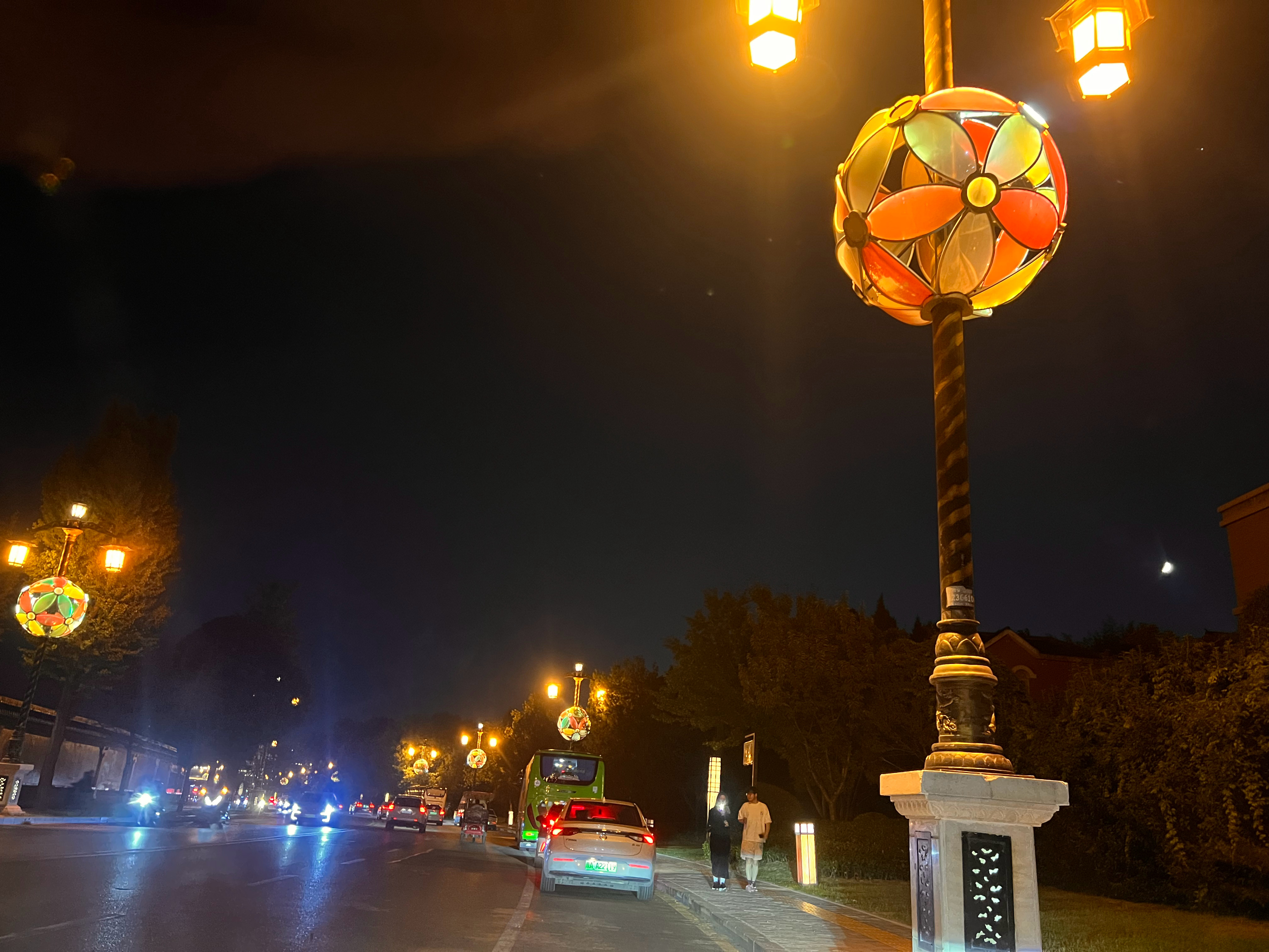 西安市的路灯世界第一美！路灯底下一个中国小伙子牵着一位西方姑娘。  ​​​
