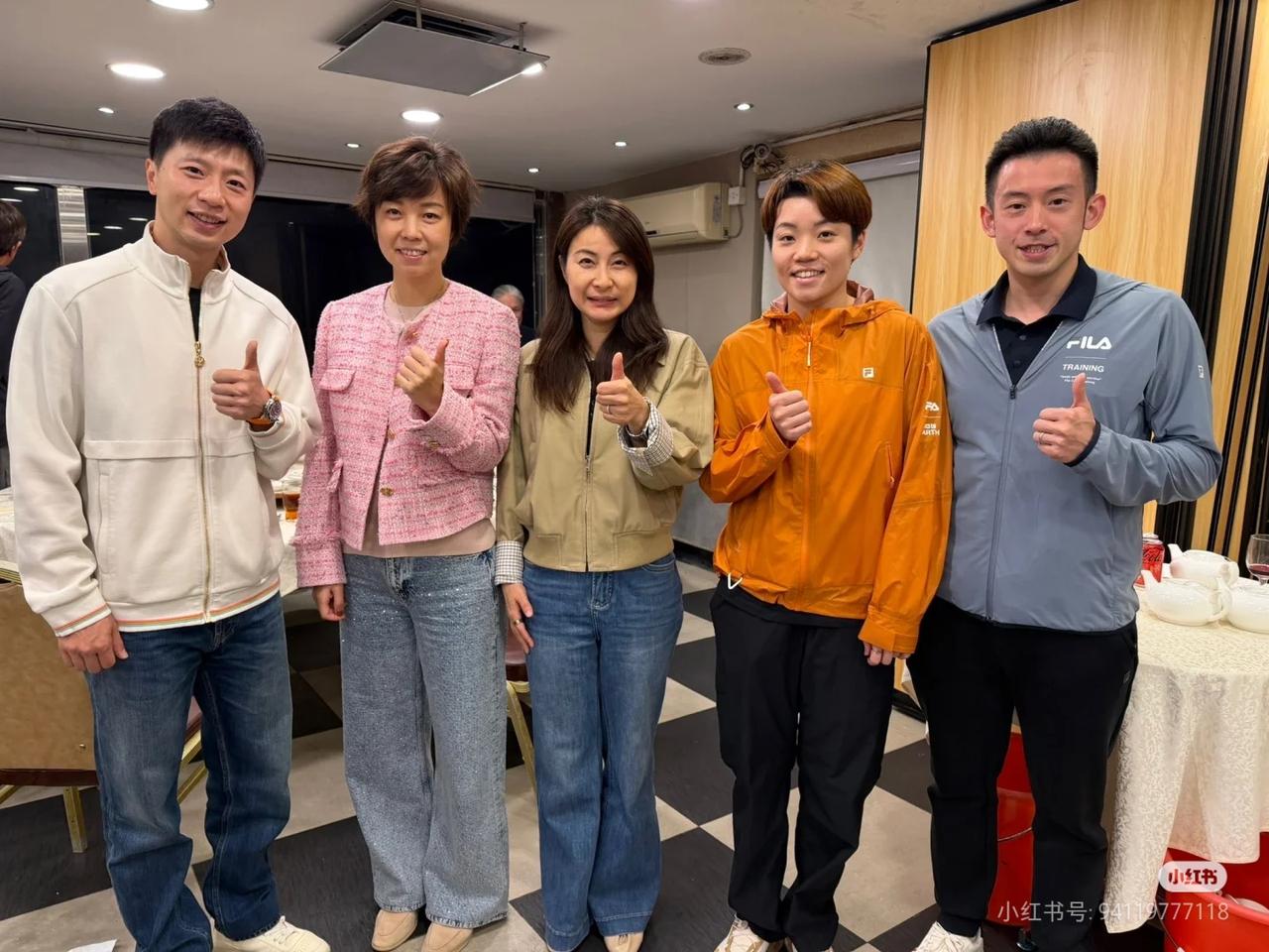 大魔王真是越来越漂亮了
看起来整个人也柔和了不少啊
性格变了很多
豪门太太果然不