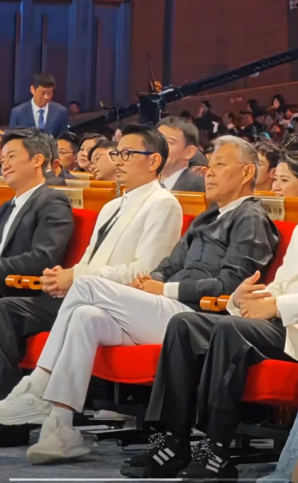 不愧是“国宝级”老戏骨！陈道明的强大气场力压群雄，即使是大名鼎鼎的刘天王在他面前