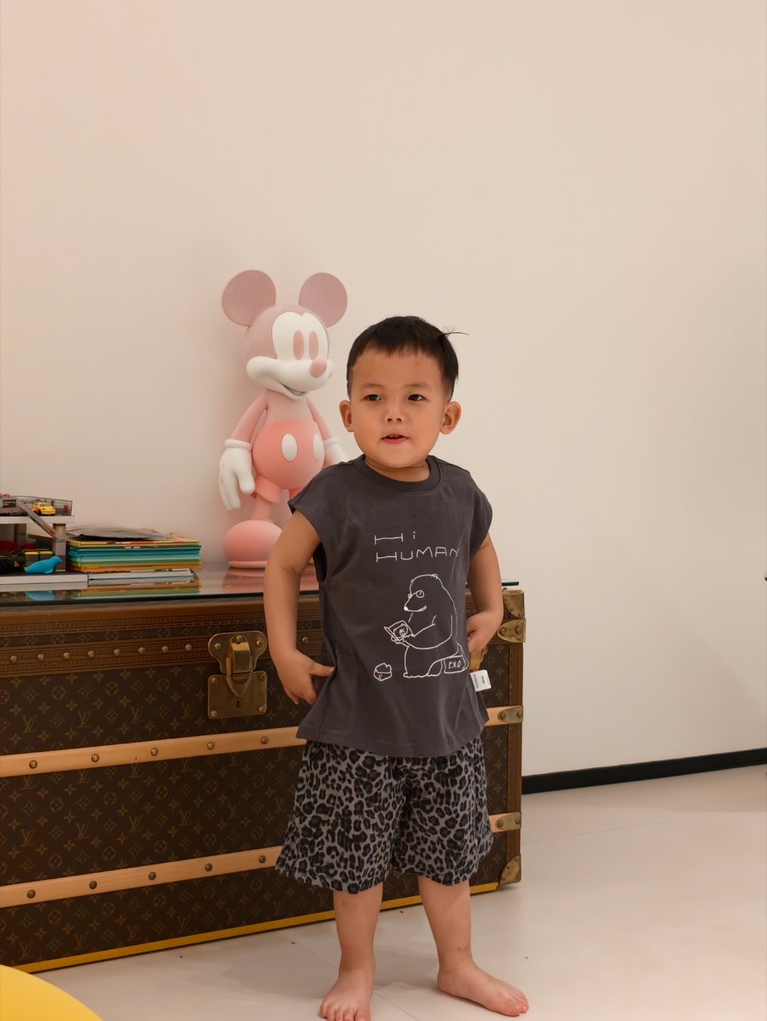 穿上新衣服的阿琛 