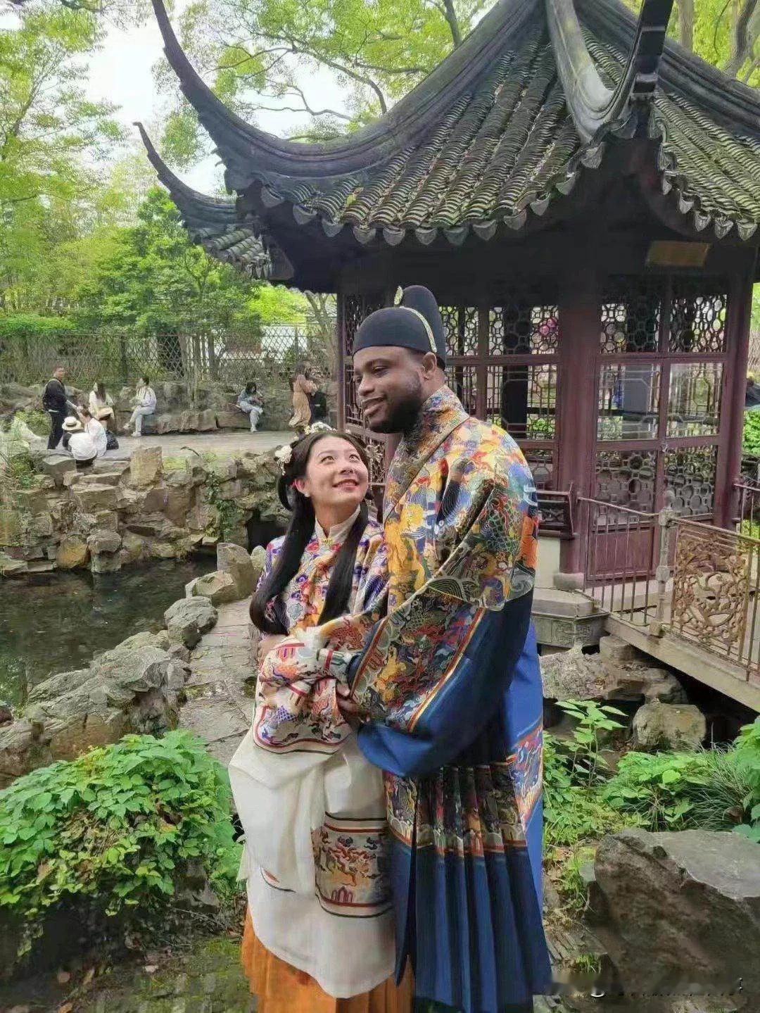 偶然间看到疑似是一对跨国情侣的合影，女的白皙娇俏，男的黝黑憨厚，并且两人穿的还是