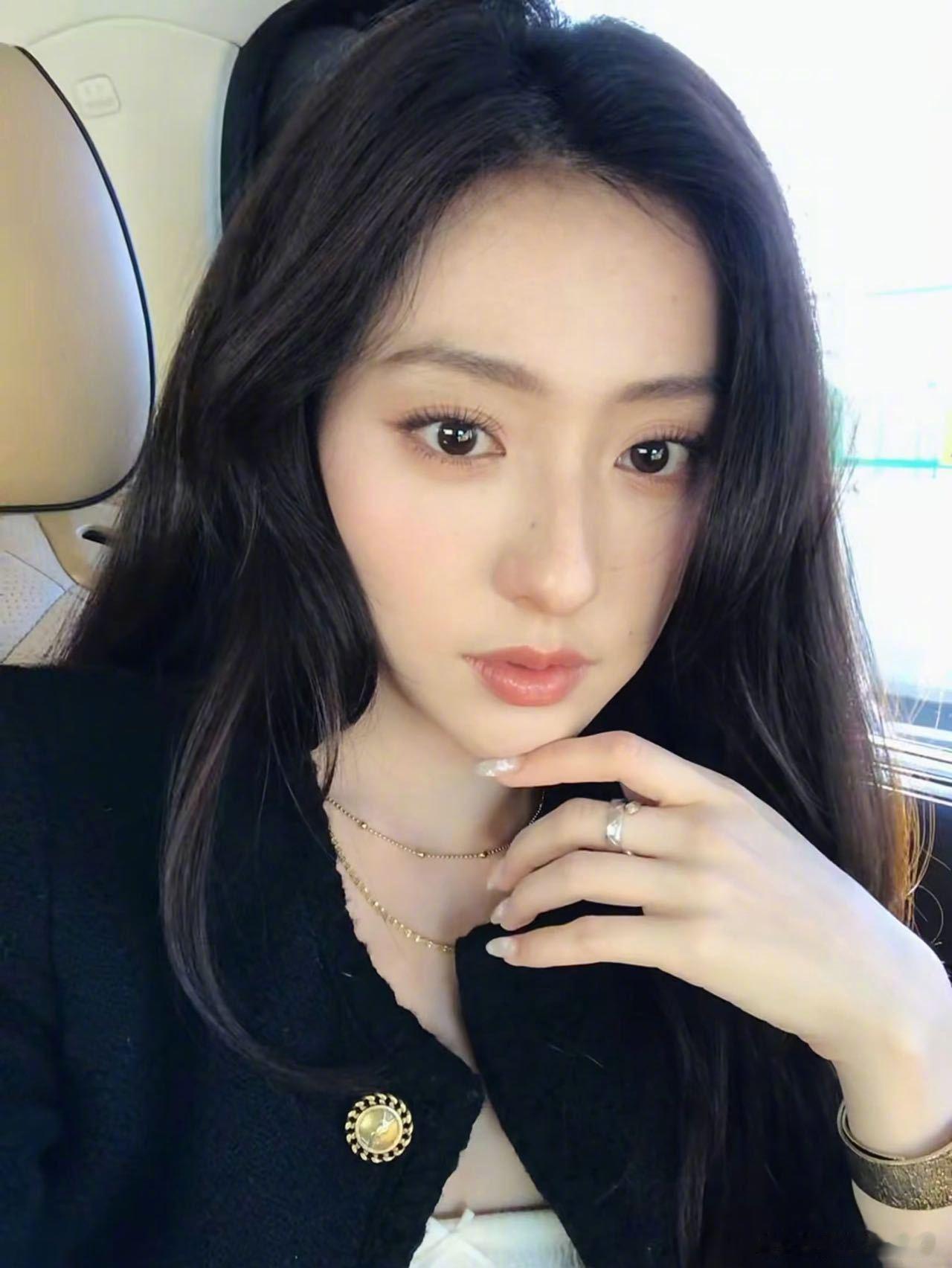 胡连馨学化妆眼睛会了手也会了 怎么感觉胡连馨化妆这么简单啊，随随便便几笔就一整个