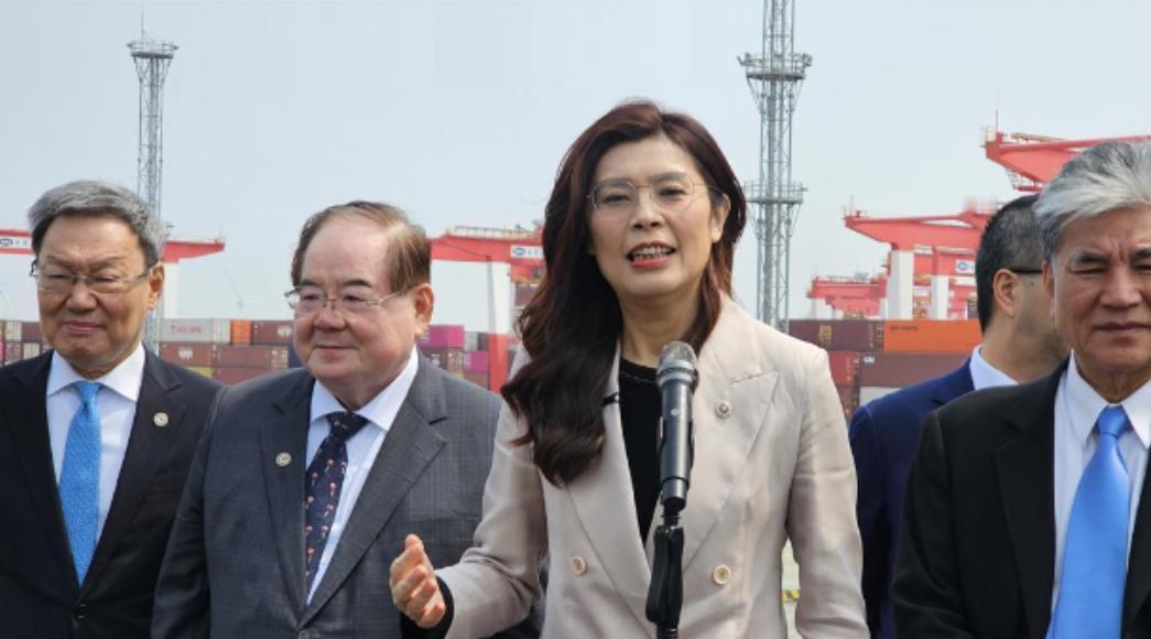 就在刚刚，

中国国民党主席郑丽文发表声明。

4月9日上午，郑丽文在参访上海洋