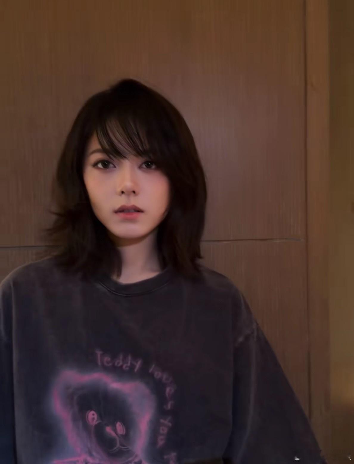 赵今麦好适合这种小男孩酷帅风格，特别特别的有魅力，还很有辨识度，把她的美全都展示