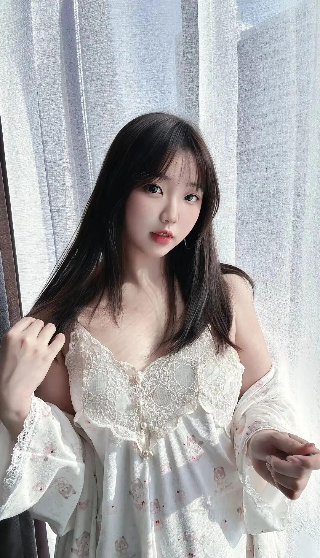 晒图笔记大赛这身造型简直是天工开物，美到让时间都驻足！那件蕾丝边的睡衣，仿佛月光