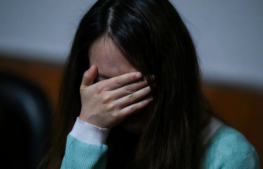 “老奸巨猾啊！”广东深圳，一女保险销售员为推销保险产品，跟一名50多岁男子去了酒